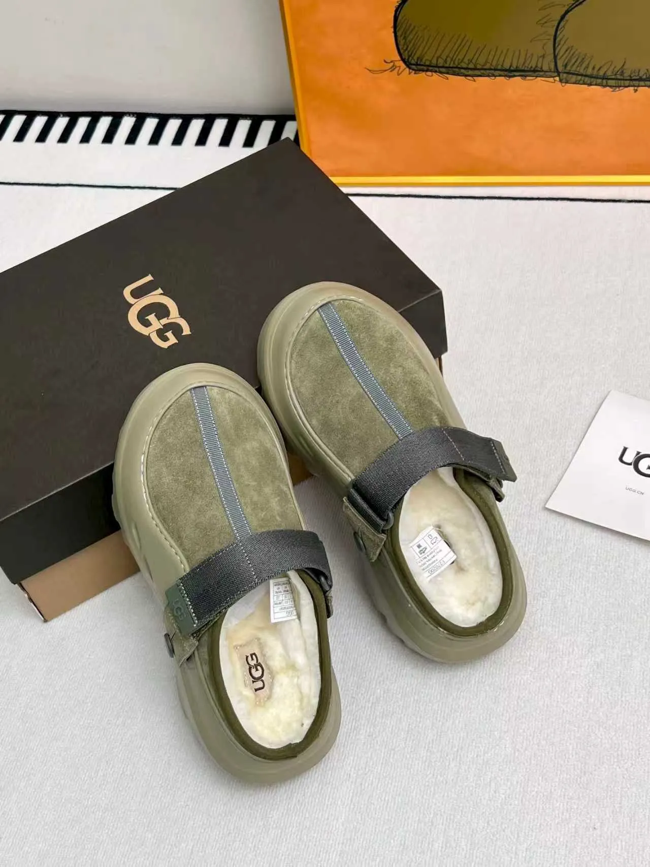 p500🐮🐮 (same style for men and women) UGG 2025 new small potato, half drag and one kick to unlock the relaxed feeling, lightweight and thin sole, always light and fashionable, casually stepping out of the new style, it feels very UGG, classic suede with soft wool lining insole, rubber foam outsole, hot stamped logo ✅Color: bright green, bright yellow, maroon, black ✅Number of codes: 35 to 45 (synchronized with the official website)